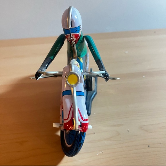 1970s CLOCKWORK TIN WINDUP CIRCLING MS-702 TOY MOTORCYCLE, CHINA 602, VINTAGE - Picture 9 of 10